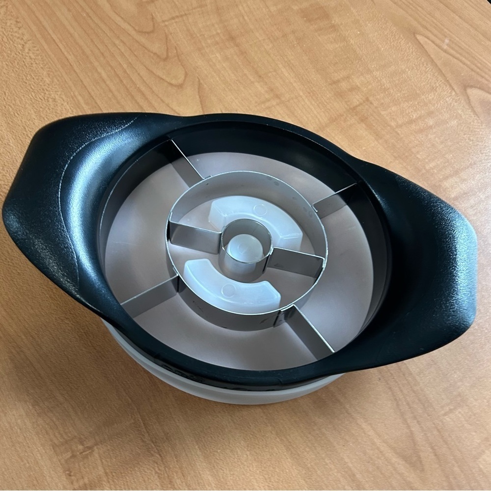 pampered chef slicer pineapple/mellon corer-wedger new condition kitchen utensil